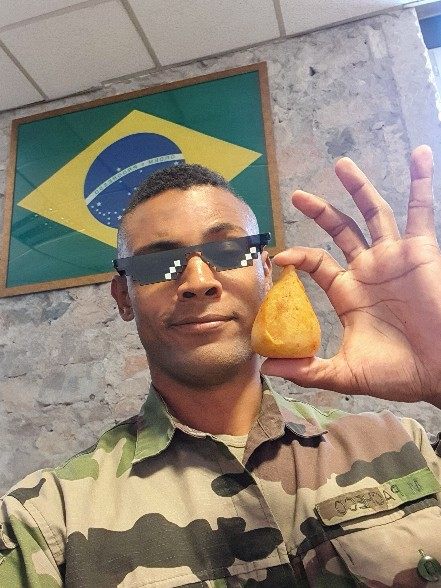 Matheus Pacheco dos Santos com a bandeira do Brasil ao fundo