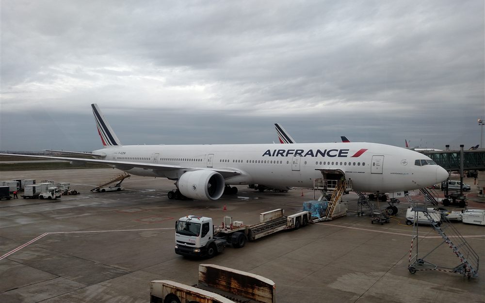 Avião da Air France no aeroporto, pronto para a viagem à França