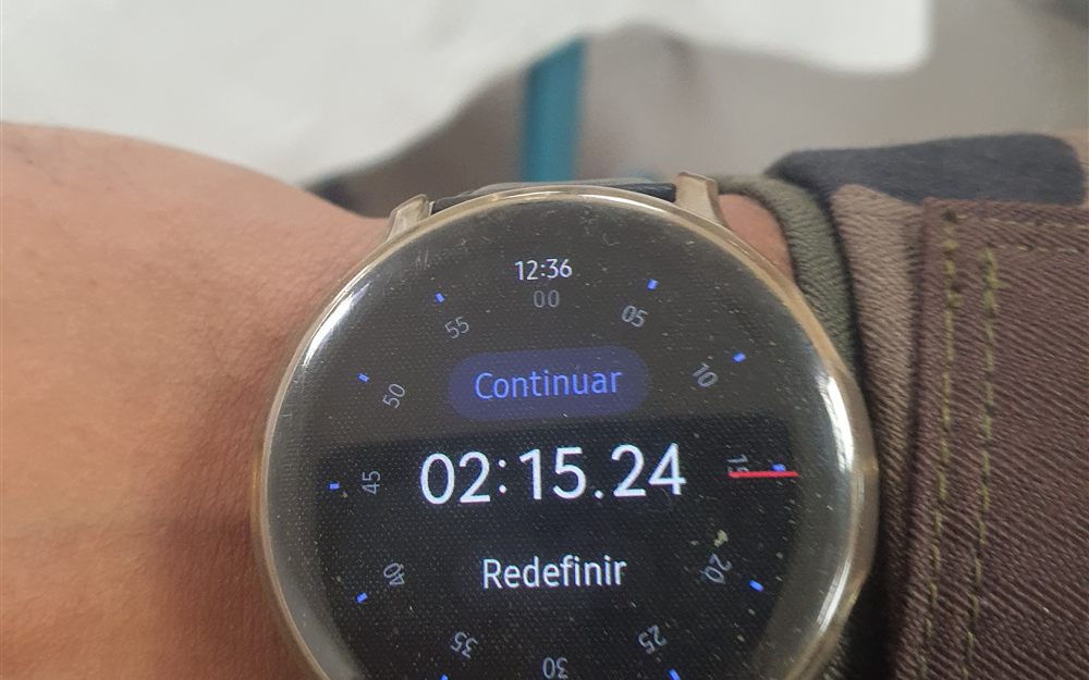 Relógio no pulso marcando o tempo de um teste físico