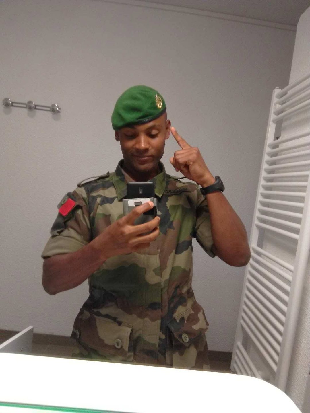 Legionário de boina verde e uniforme camuflado